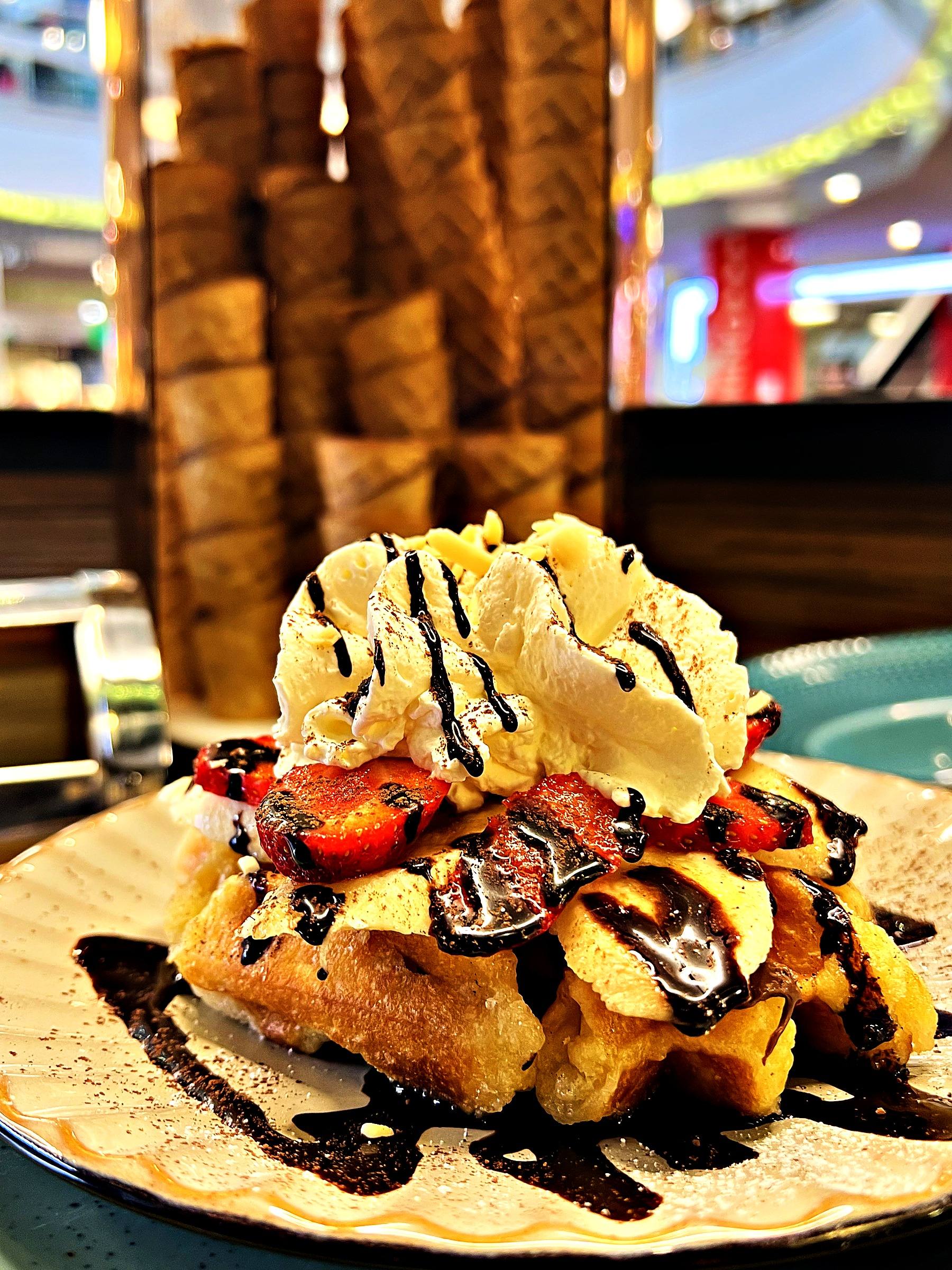 Belgische Waffel mit Erdbeeren, Bananen, Schlagobers und Schokosauce